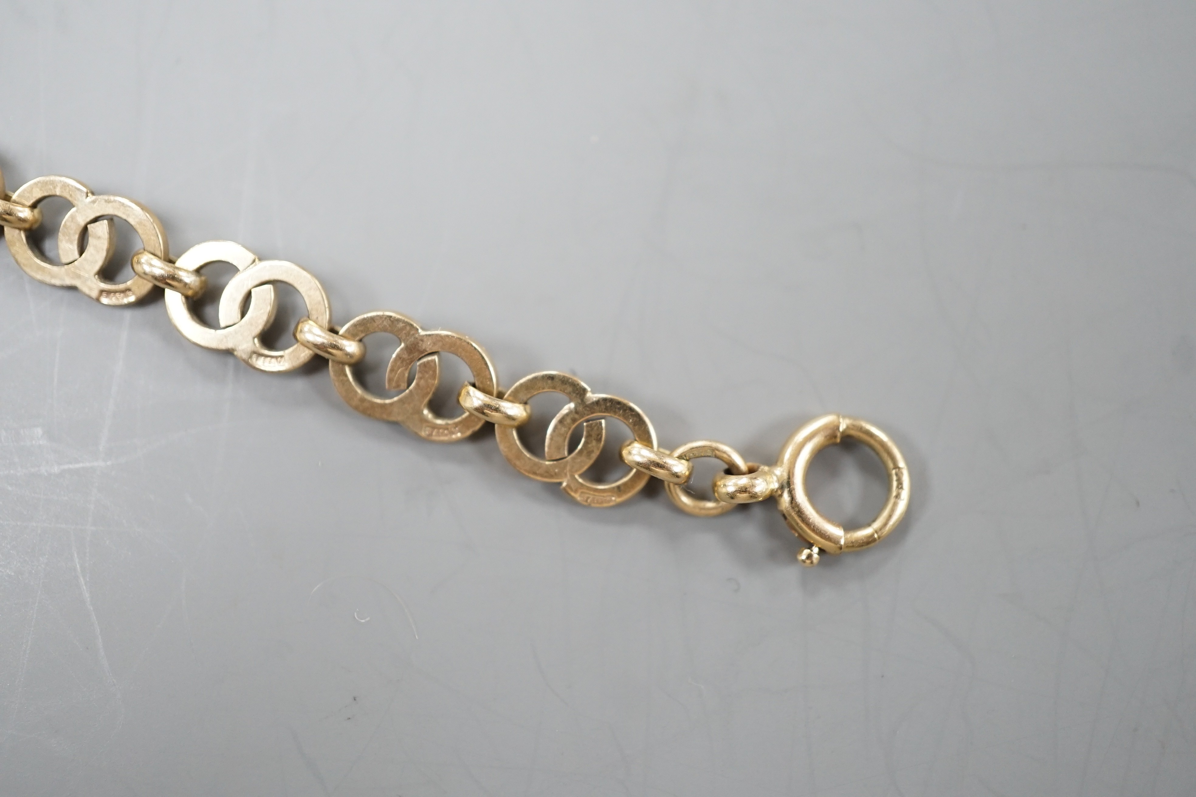 A modern 9ct gold interwoven circular link bracelet, 17.5cm, 8.3 grams.